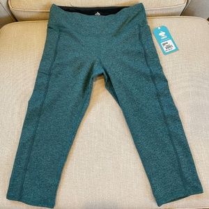 NWT Rabbit Versa Capris Size Small in Baltic